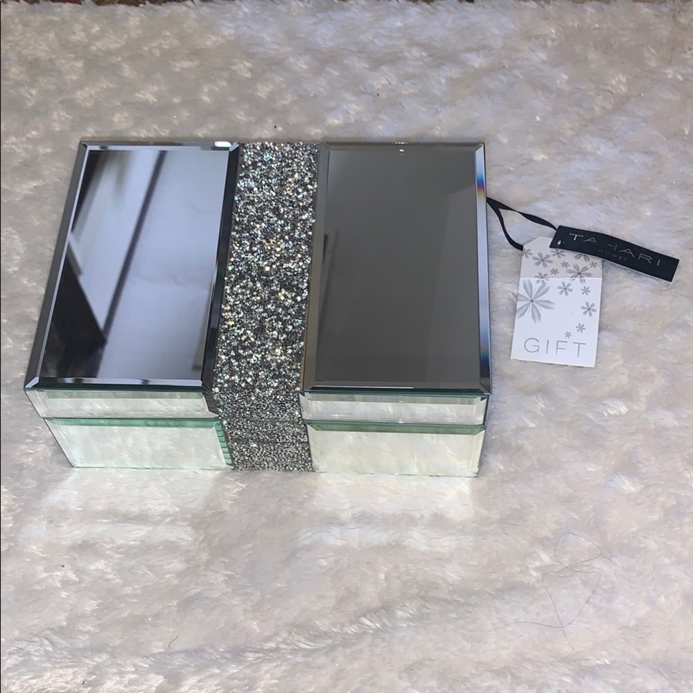 ❤️🎁NWT Tahari Home Silver Mirrored Jewelry Box with etched Accent